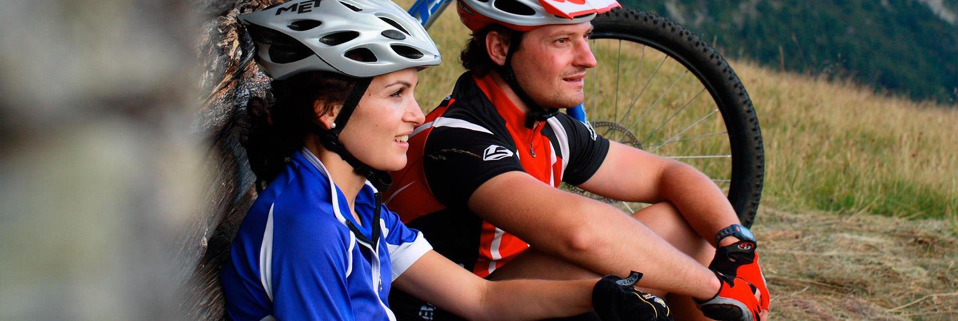 Due ciclisti fanno una sosta